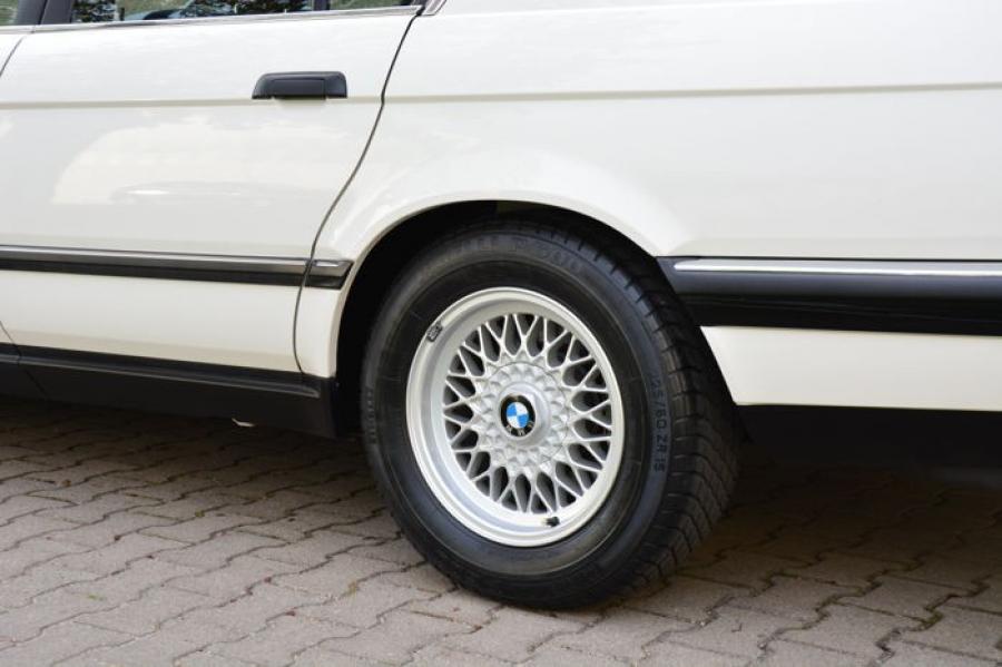Детали экстерьера BMW 740i (E32) 1992 года  (UK) (фото 141 из 170)